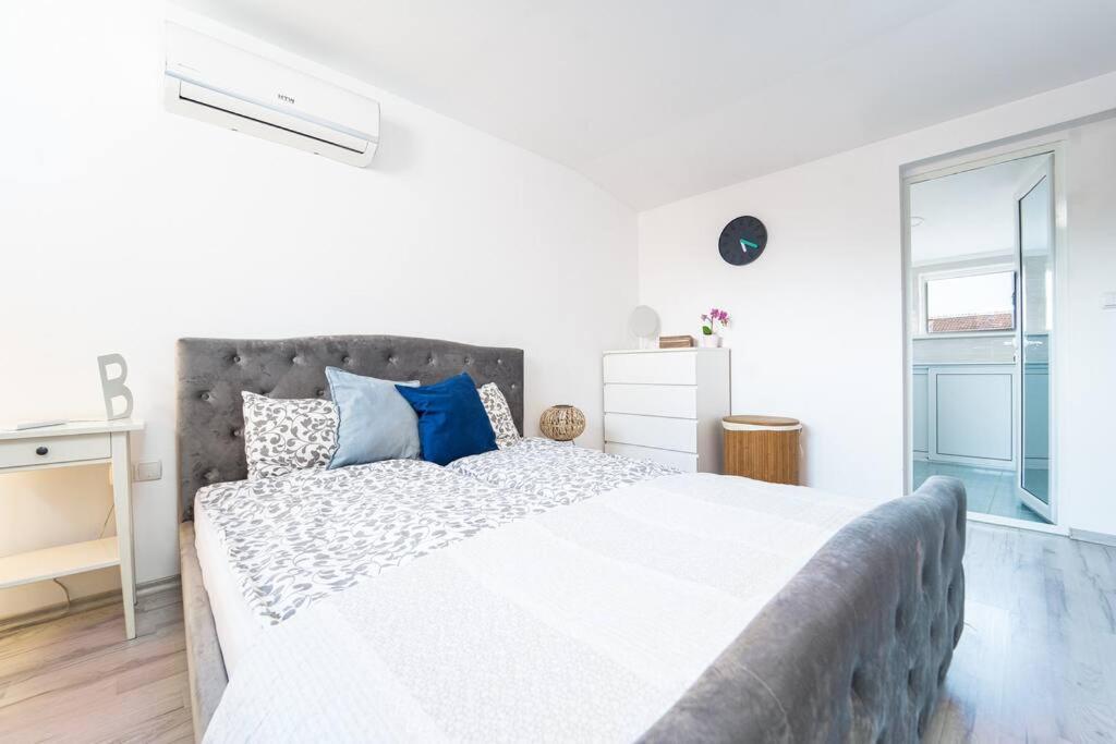 Central Apartment 2Bd Next To Vitosha Bul. Sofia Bagian luar foto