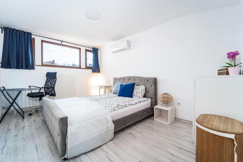 Central Apartment 2Bd Next To Vitosha Bul. Sofia Bagian luar foto
