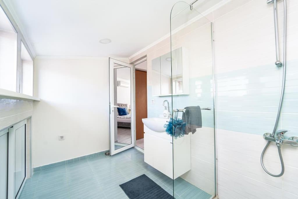 Central Apartment 2Bd Next To Vitosha Bul. Sofia Bagian luar foto