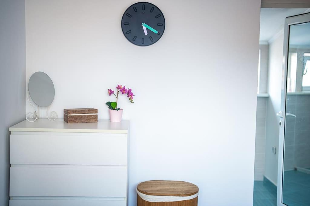 Central Apartment 2Bd Next To Vitosha Bul. Sofia Bagian luar foto